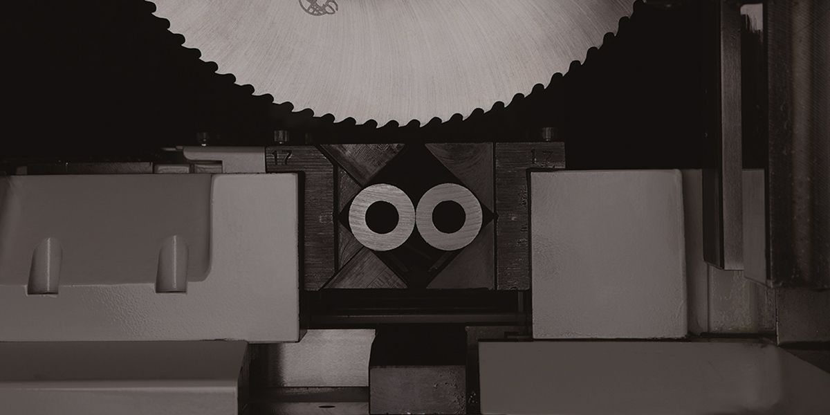 Circular saw machines for steel cutting